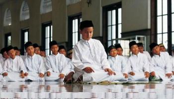 sholat berjamaah di masjid cover